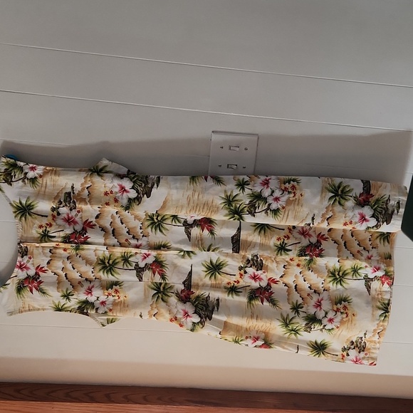 Hawaiian dress - Picture 2 of 3